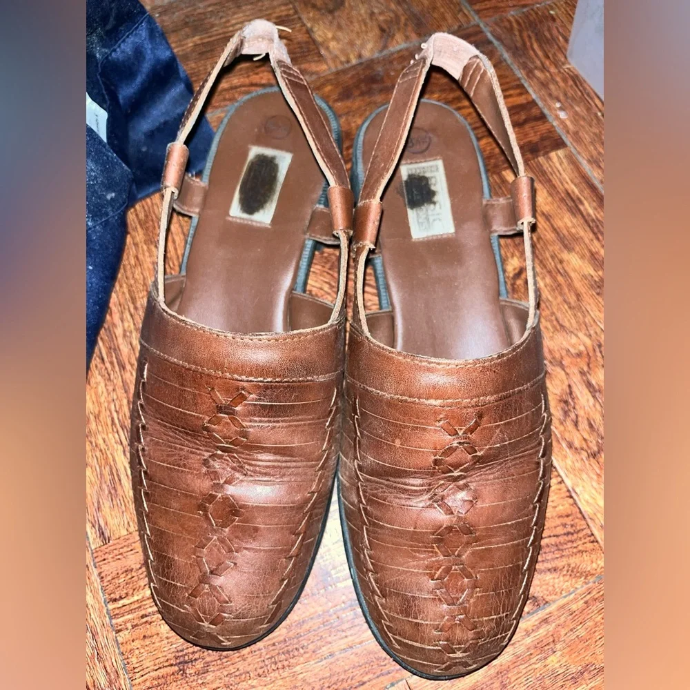 Basic Editions Brown Sandals with Woven Design - Picture 1 of 4
